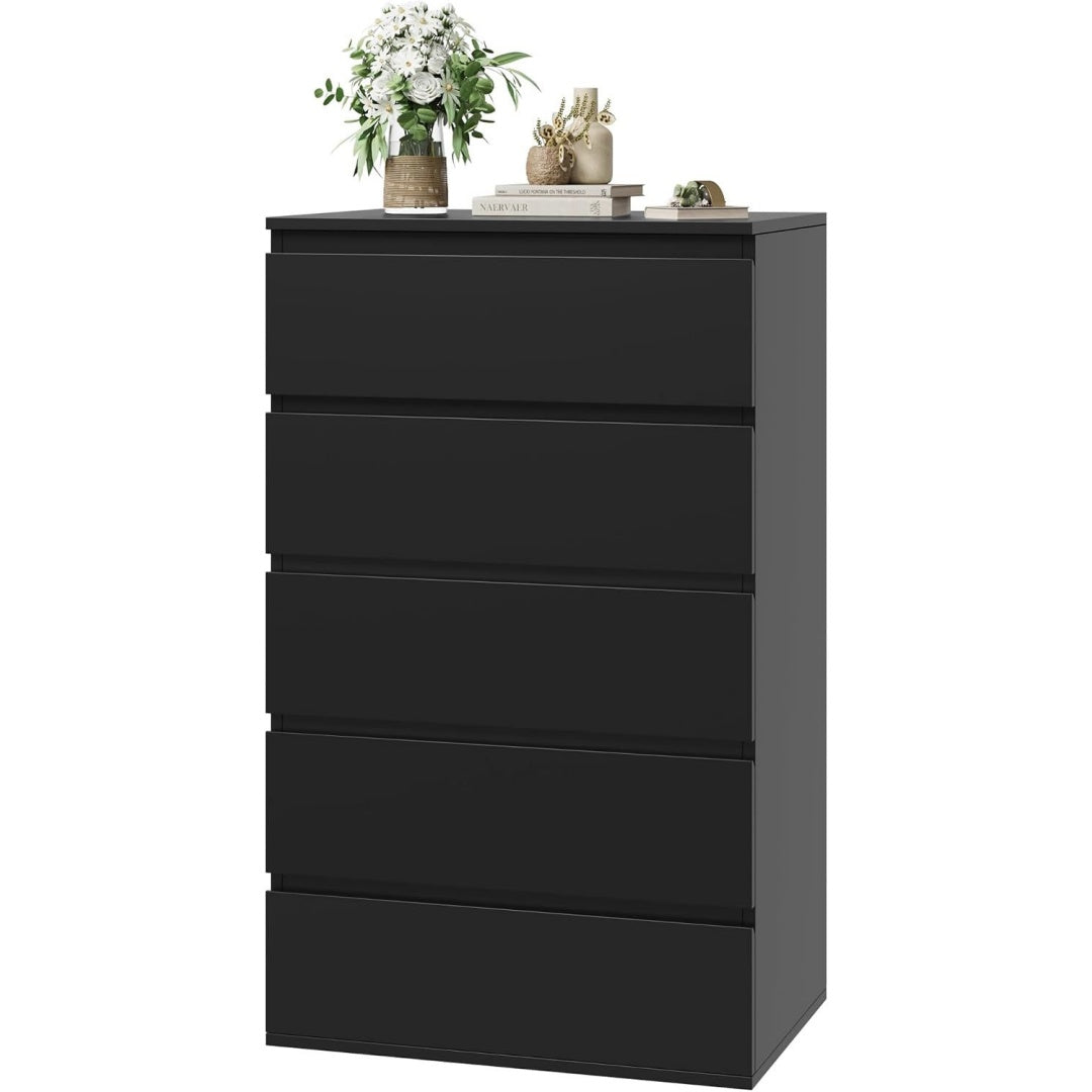 Une silhouette equilibree pour ce commode avec tiroirs, aux accents metalliques, teinte noir et bois naturel