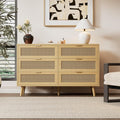 Une silhouette equilibree pour ce commode avec tiroirs, aux accents metalliques, teinte bois naturel