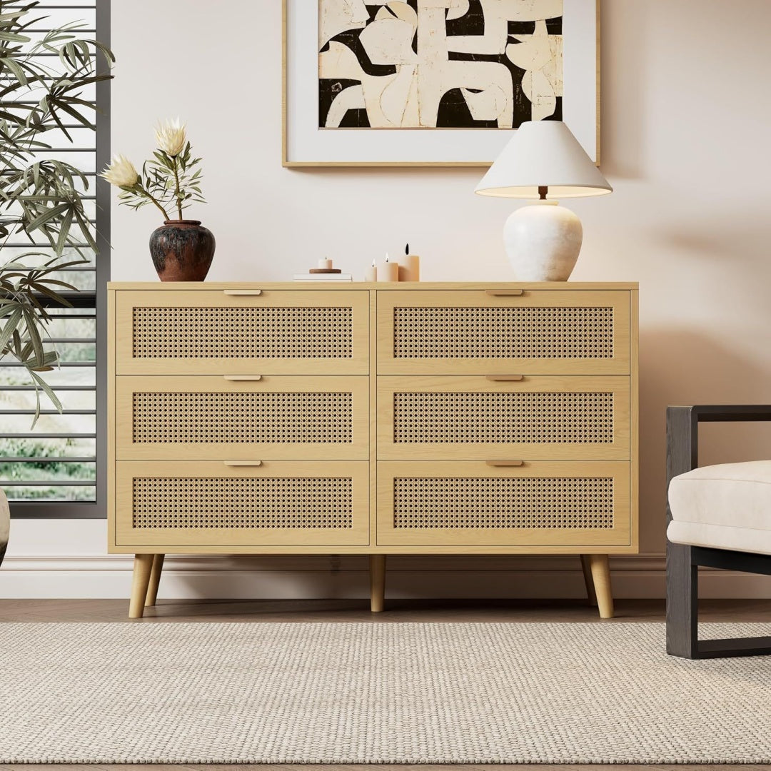 Une silhouette equilibree pour ce commode avec tiroirs, aux accents metalliques, teinte bois naturel