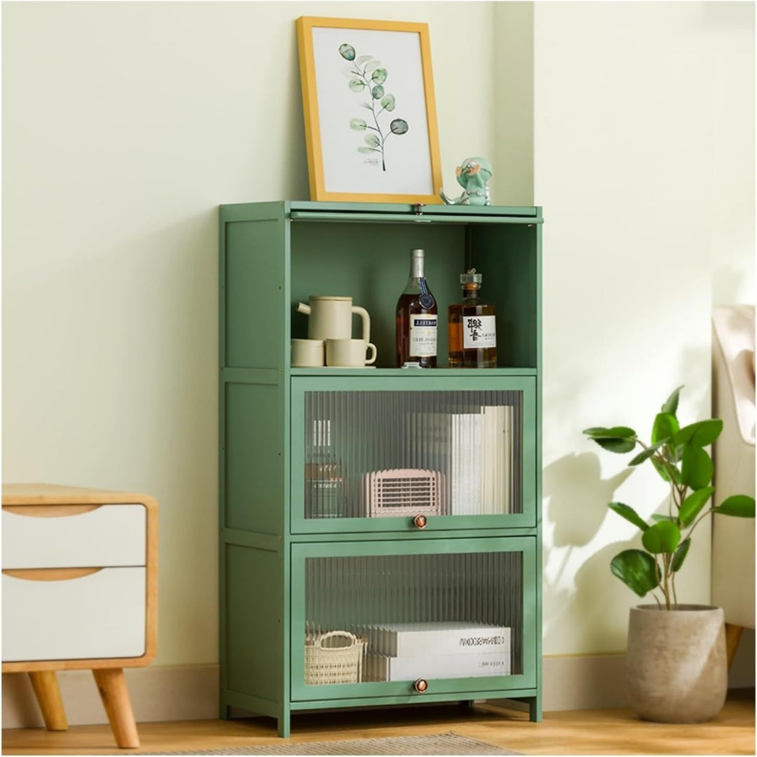 Une touche de caractere, bibliotheque avec etageres, aux accents metalliques dans un ton non determine