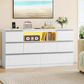 Une silhouette equilibree pour ce buffet avec tiroirs, a l'aspect bois, teinte blanc et noir