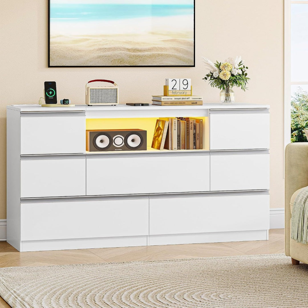 Une silhouette equilibree pour ce buffet avec tiroirs, a l'aspect bois, teinte blanc et noir