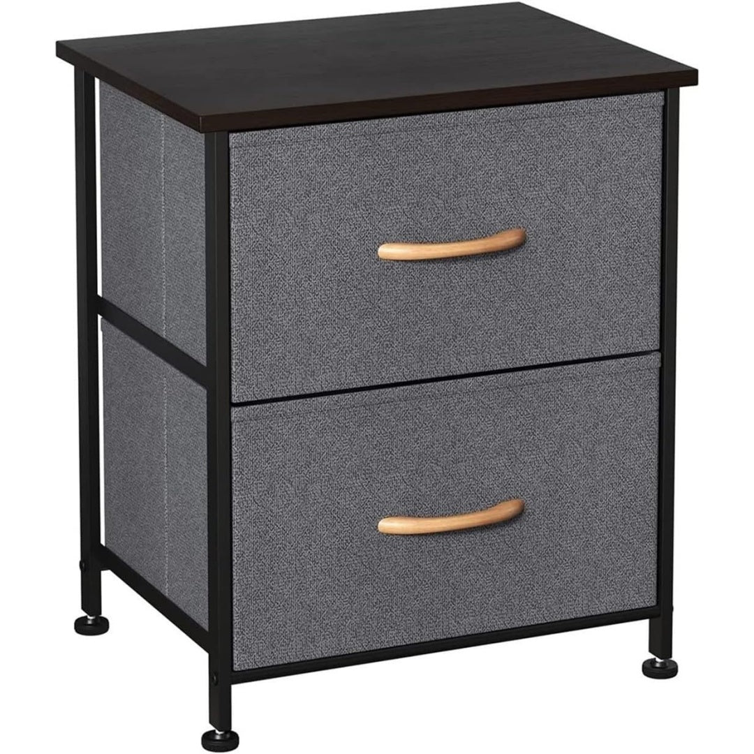 Une touche de caractere, commode avec tiroirs dans un ton non determine