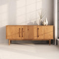 Un espace mieux organise grace a ce buffet avec portes, avec etageres, finition chene et naturel