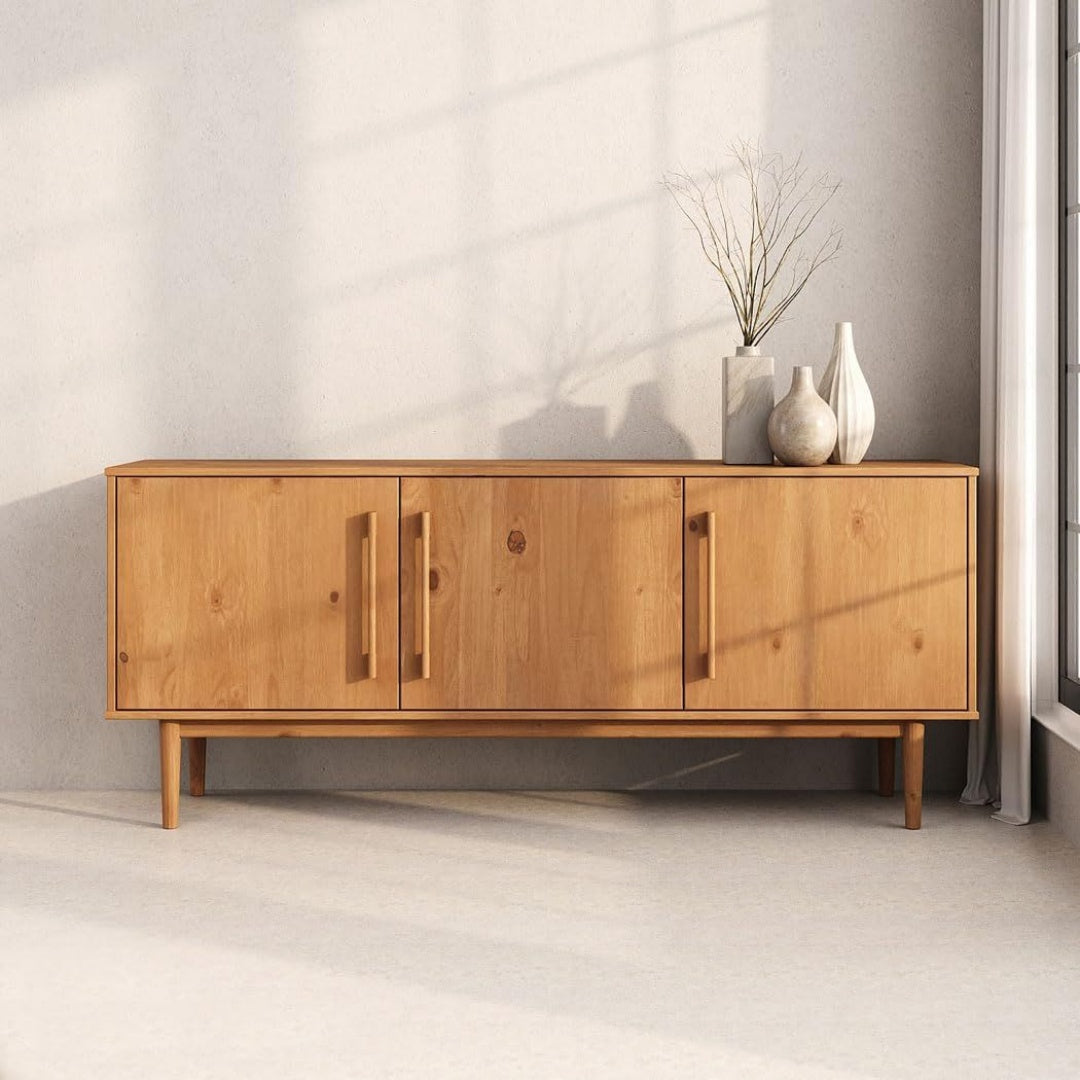Un espace mieux organise grace a ce buffet avec portes, avec etageres, finition chene et naturel
