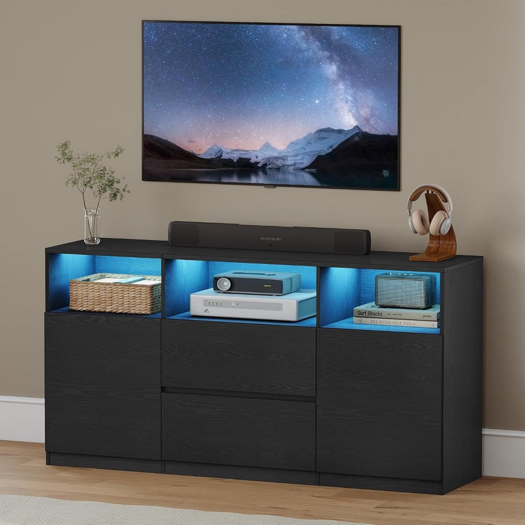 Une silhouette equilibree pour ce commode avec tiroirs, aux lignes contemporaines, teinte blanc et noir