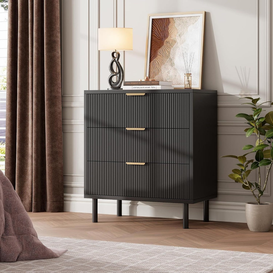 Pour un interieur harmonieux, commode avec tiroirs, aux accents metalliques en finition bois naturel et vert